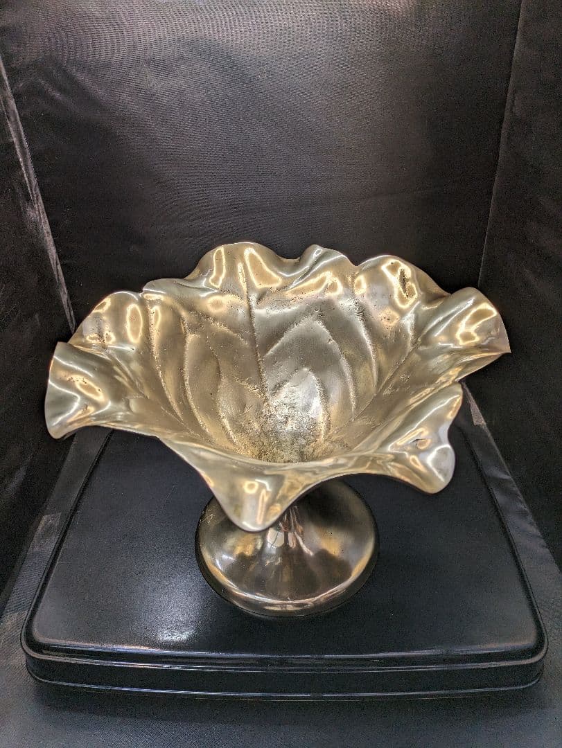 ☆b191、真鍮製のキャベツの葉の台座　花のコンポート