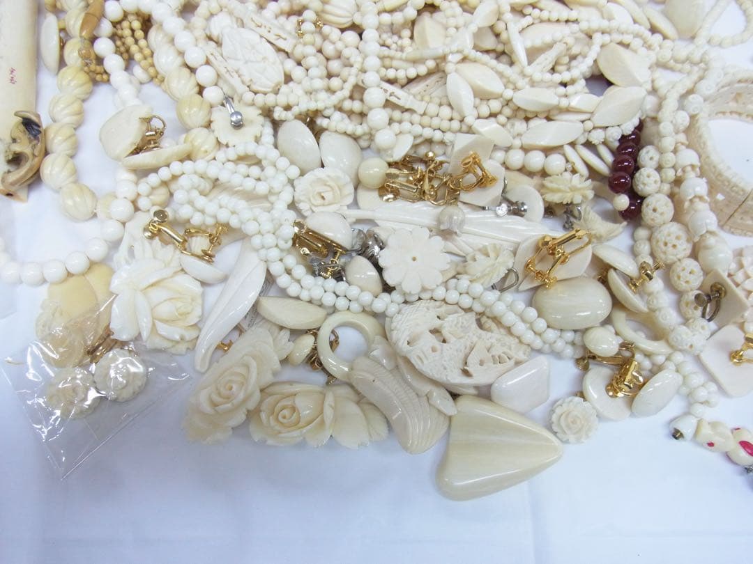 **様 ビンテージ　クリーム色系　アクセサリー　いろいろ　1000g