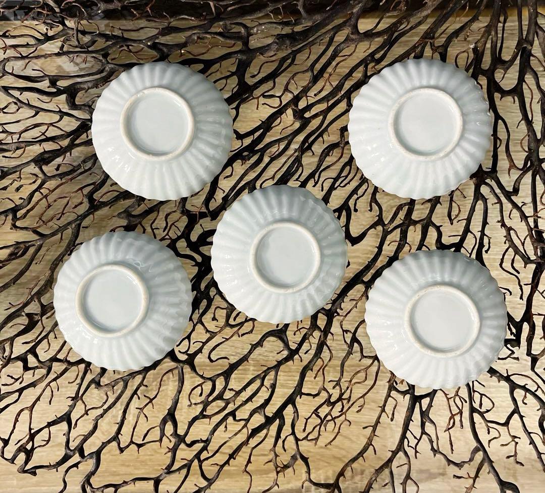 骨董 古伊万里 白磁 希少 菊割 赤絵 花綴り 魚紋 蝶々 陽刻 豆皿 5客