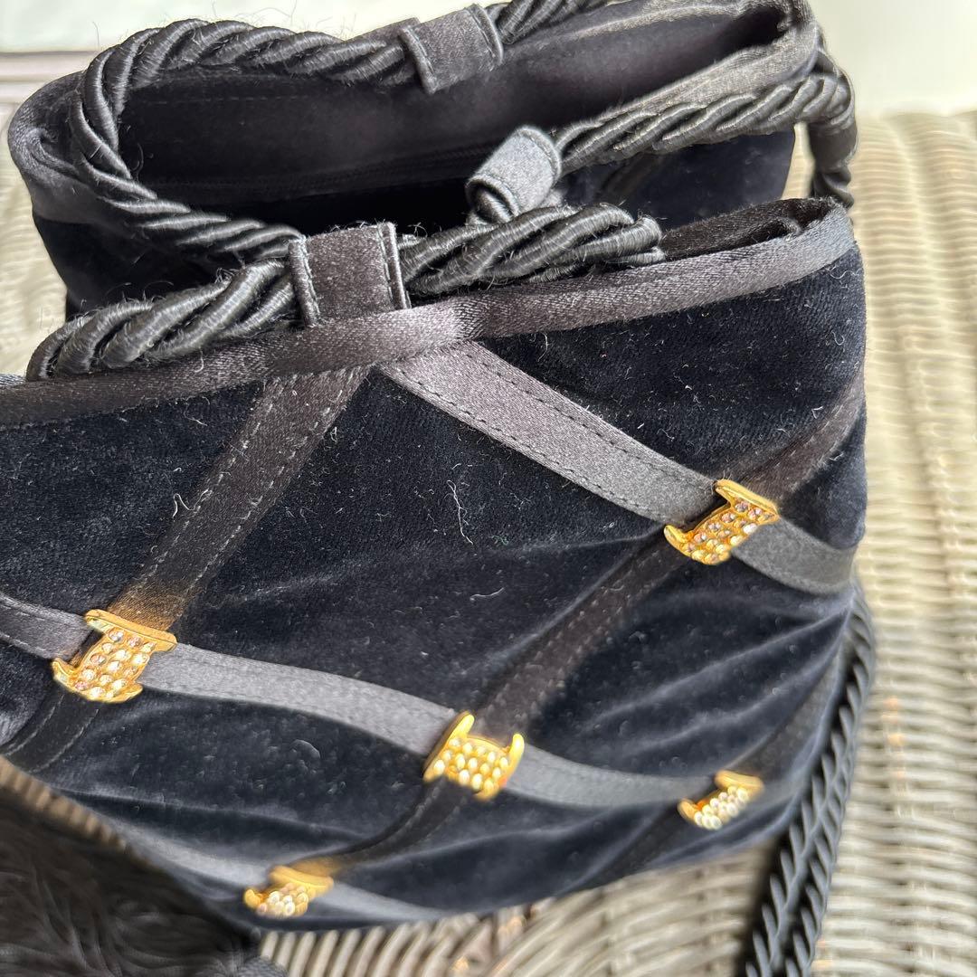 フェラガモ　黒 ベルベット パーティーバッグ タッセル付き