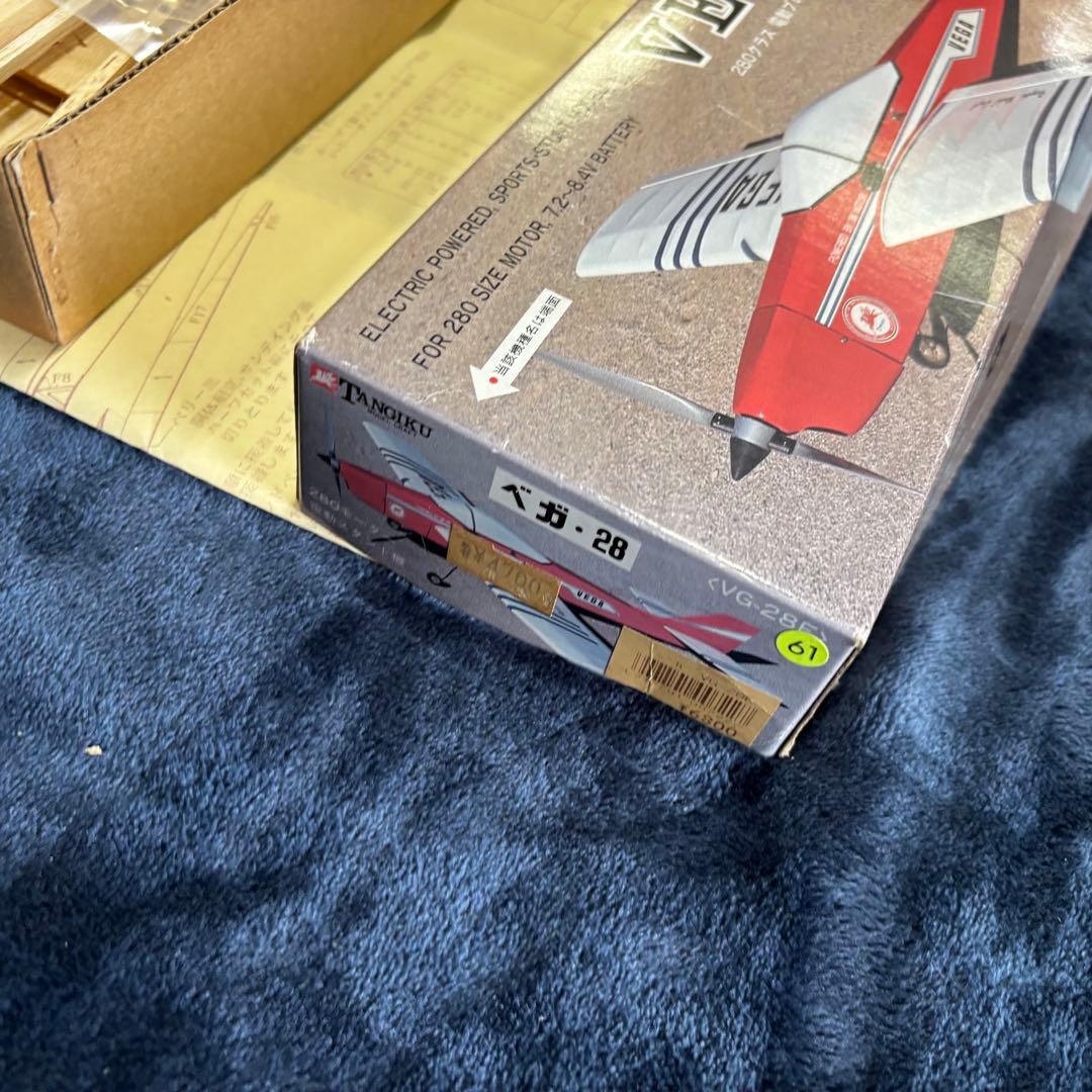 VEGA-28 電動模型キット 赤・白 ベガ