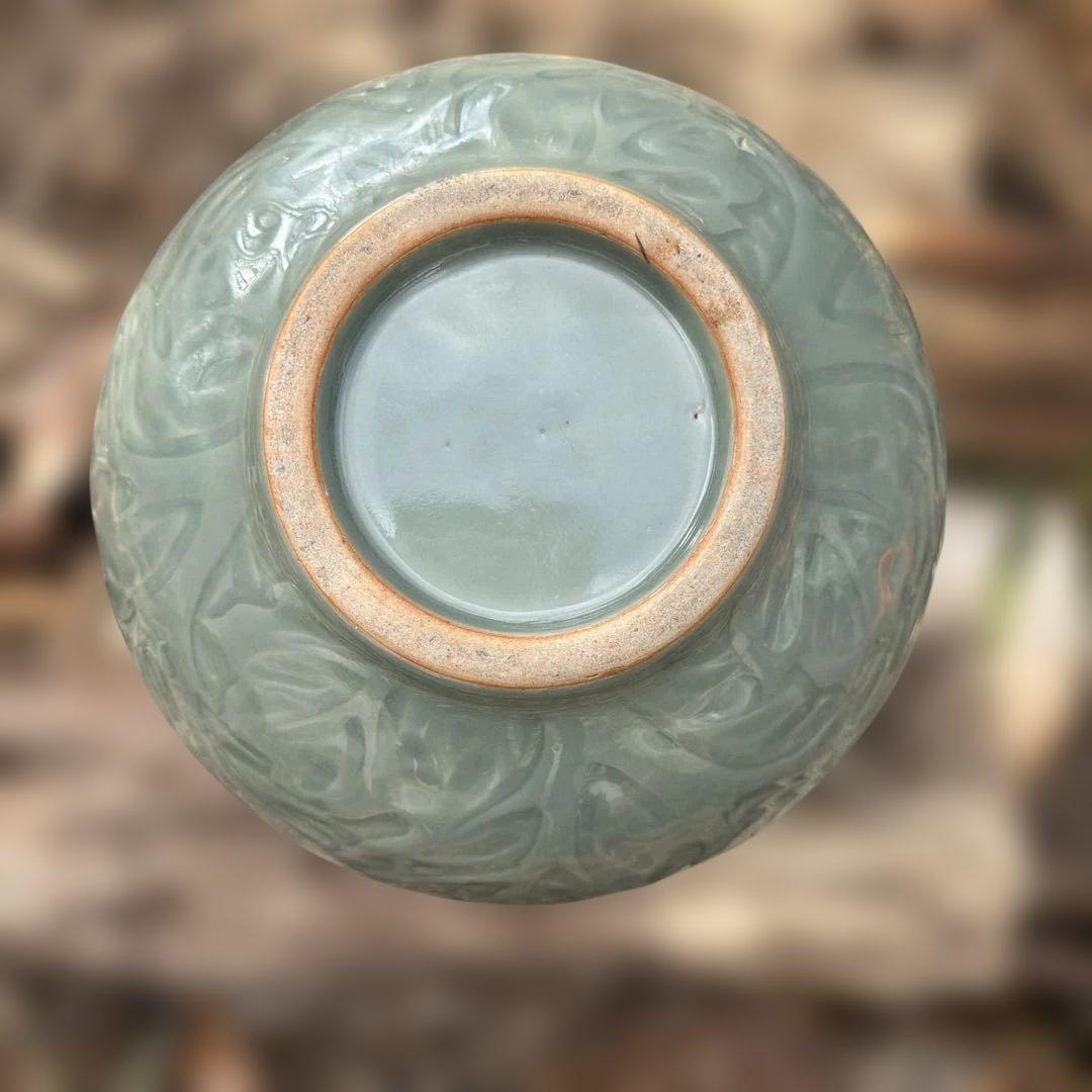 三田青磁 浮牡丹文様花瓶 陽刻 【共箱】 - メルカリ