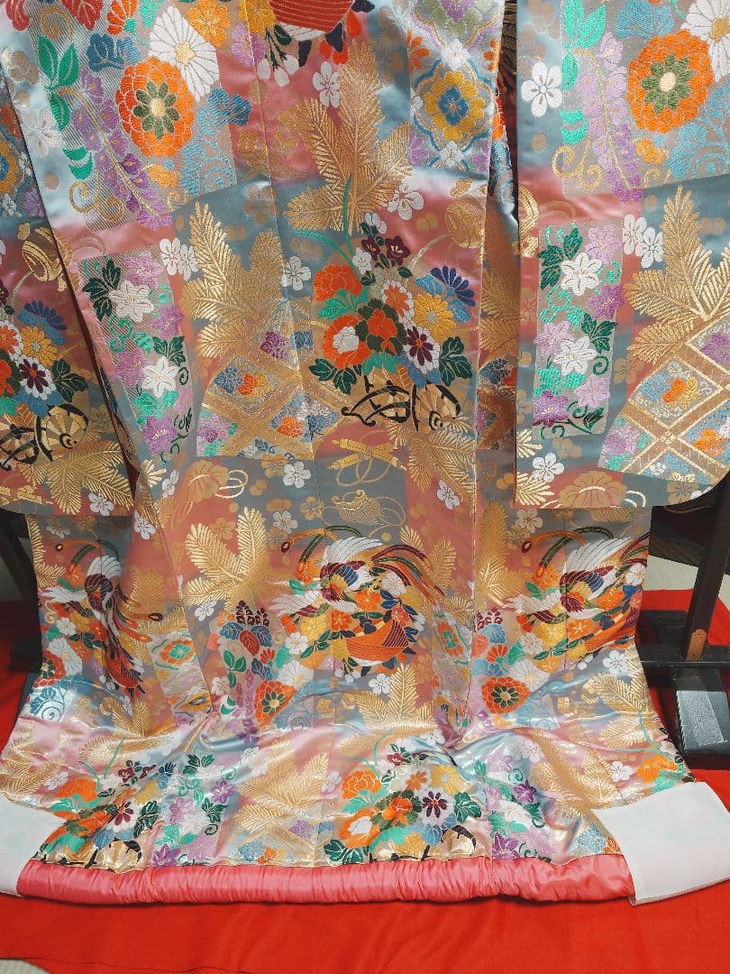 華やかな花柄打掛唐織風