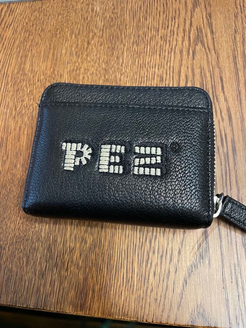 PEZ 刺繍 レザー折り財布