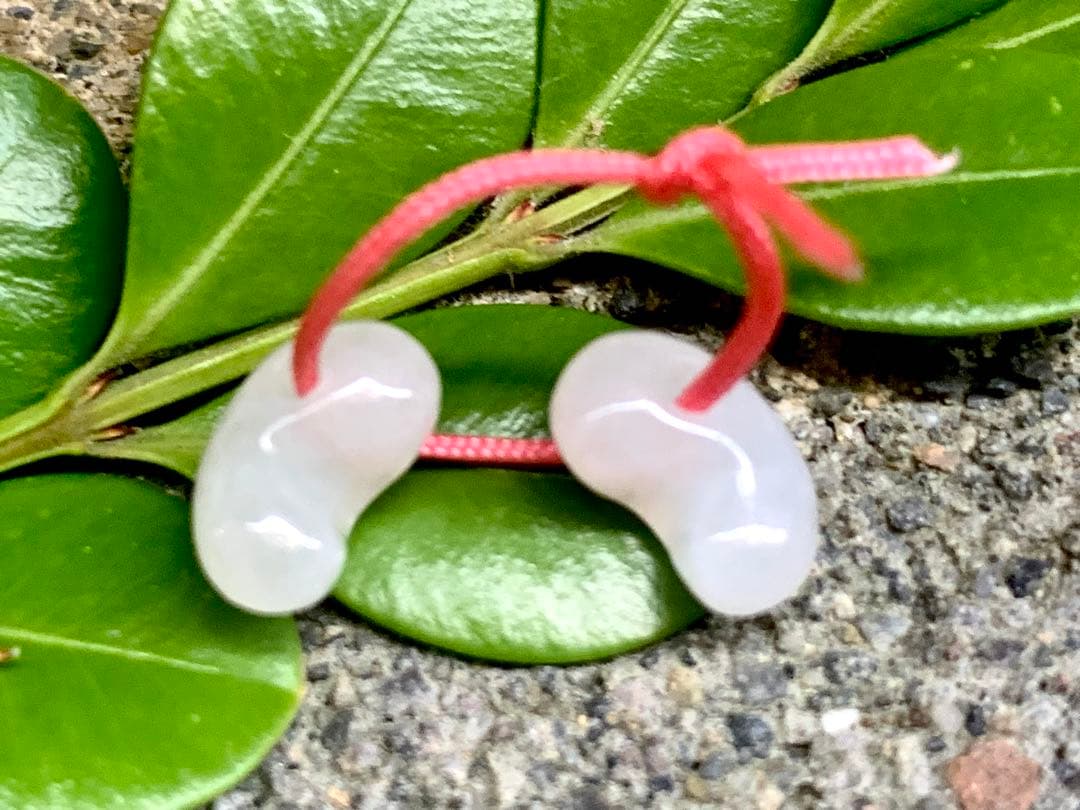 ✳ピカピカの綺麗な勾玉 極上の透明感 糸魚川翡翠ミニ勾玉2個