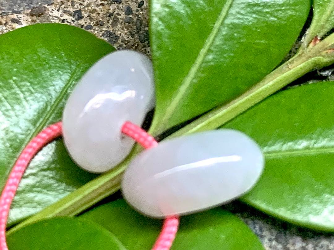 ✳ピカピカの綺麗な勾玉 極上の透明感 糸魚川翡翠ミニ勾玉2個