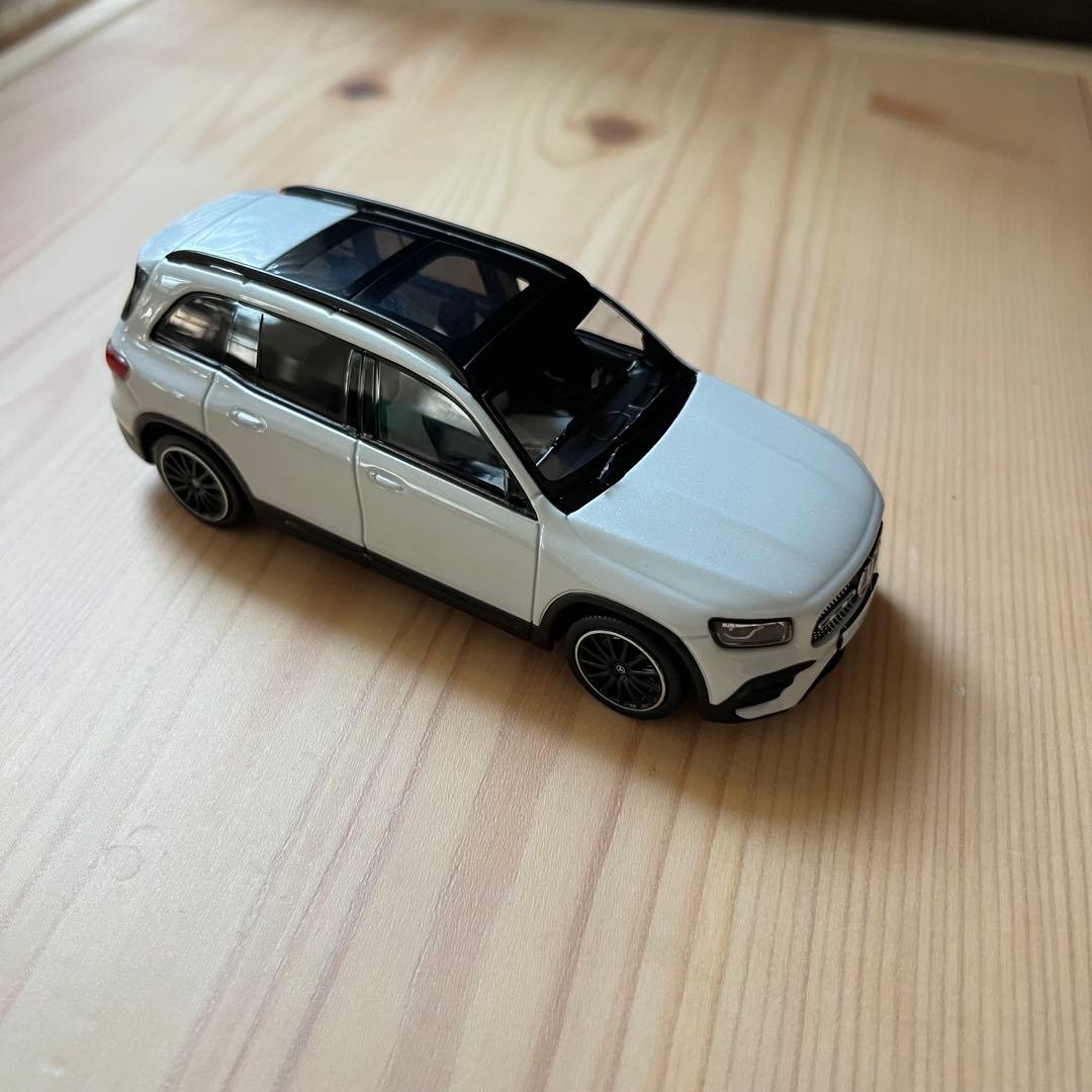 Mercedes-Benz GLB ミニカー ホワイト 1/43
