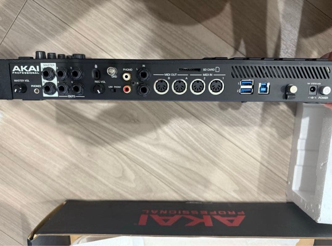AKAI MPC LIVE 本体】 付属品 箱付き 美品