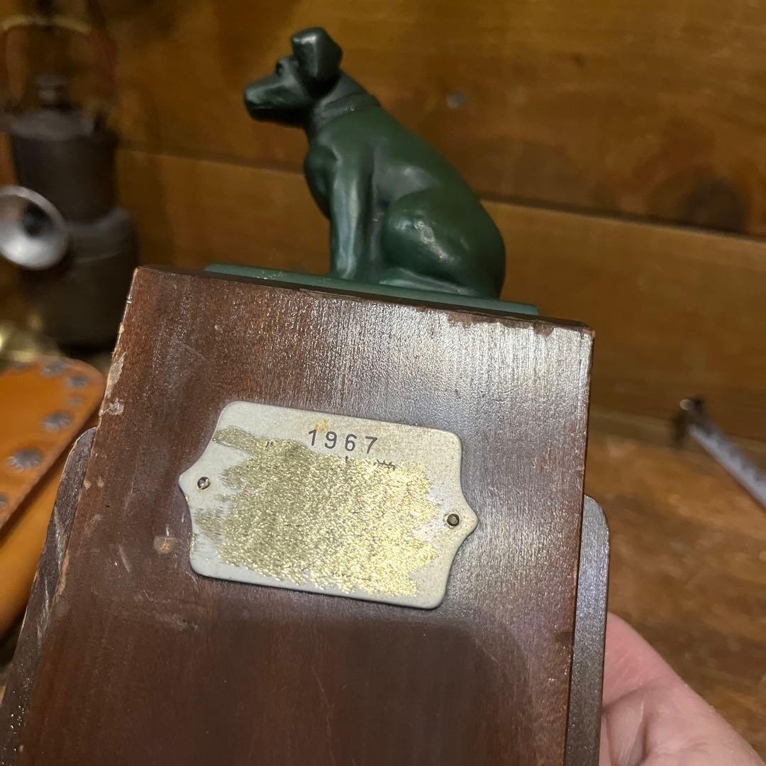 ヴィンテージブロンズ犬像 木製台座付き Victor - メルカリ