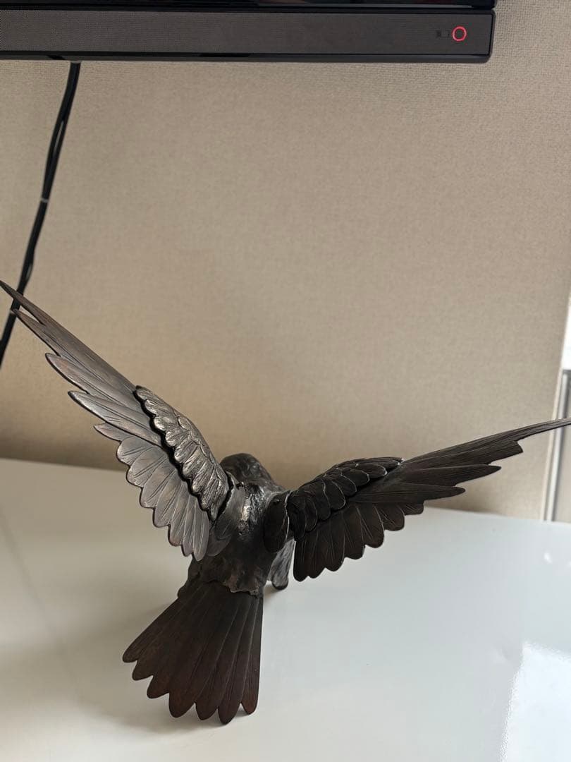 金属製 鷹の彫刻