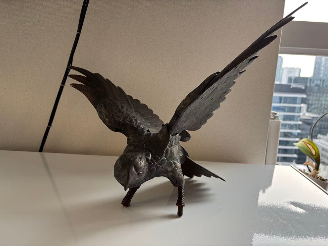 金属製 鷹の彫刻