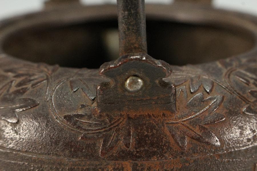 古鉄 纏枝蓮花紋 蒔絵蓋 鉄瓶 注器(K-LC688) - メルカリ