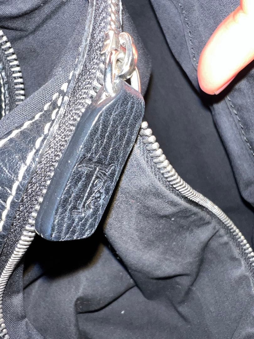 黒いレザーショルダーバッグ