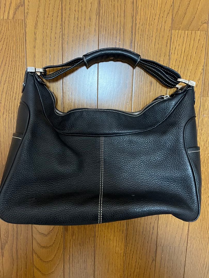 黒いレザーショルダーバッグ