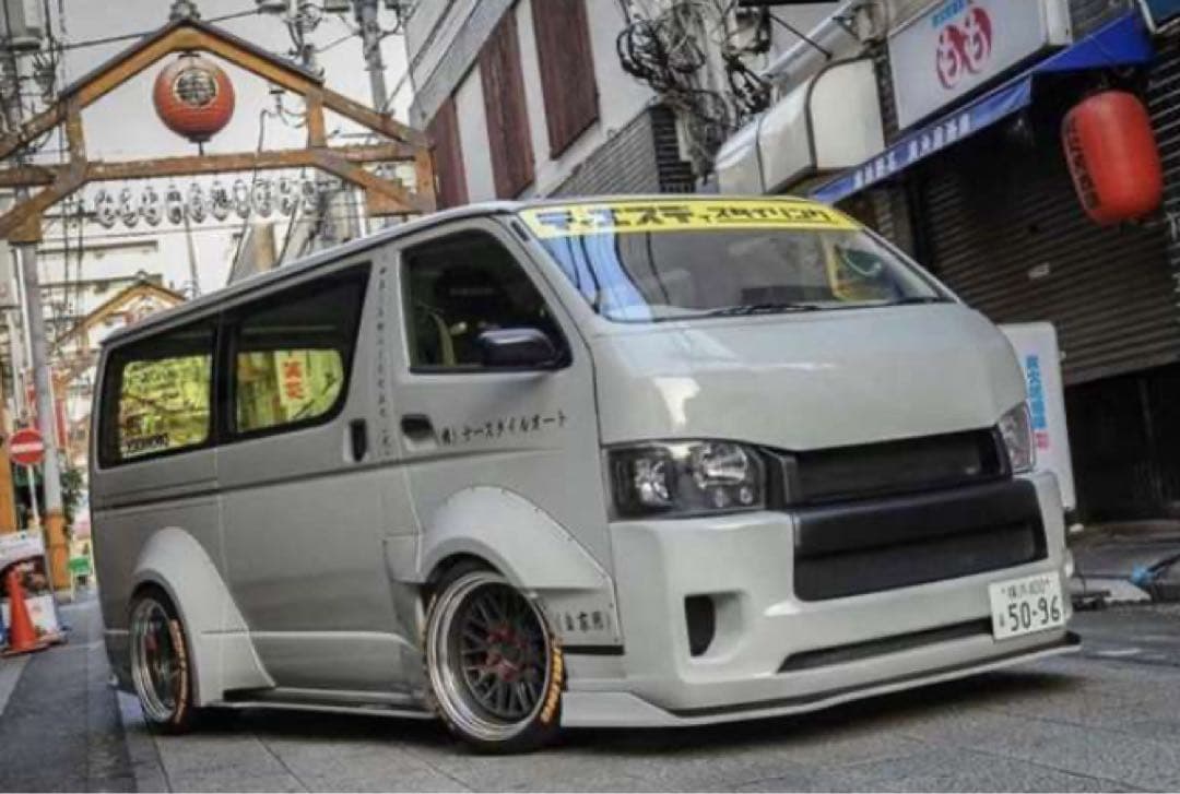 イグニッションモデル1/18ハイエース！カスタム！ルーフキャリア付き早いもの勝ち