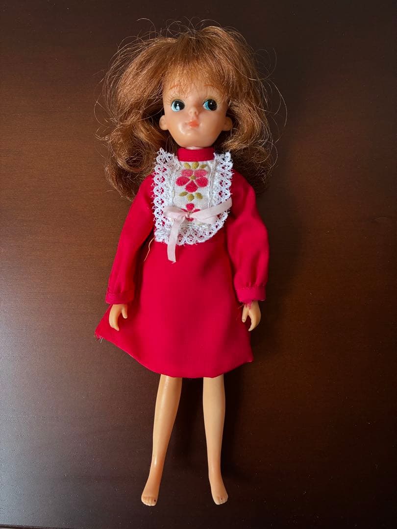 レース付き赤いドレスのリカちゃん人形＋タカラ製スタンド - メルカリ