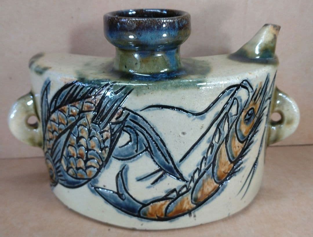 本物保証】金城次郎 壷屋焼 抱瓶(海老魚紋) 共箱 栞 w25.3㎝