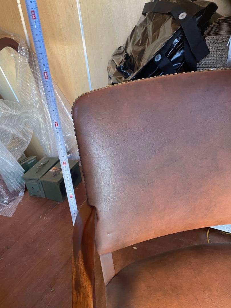 ブラウンフェイクレザー 単鋲アームチェア