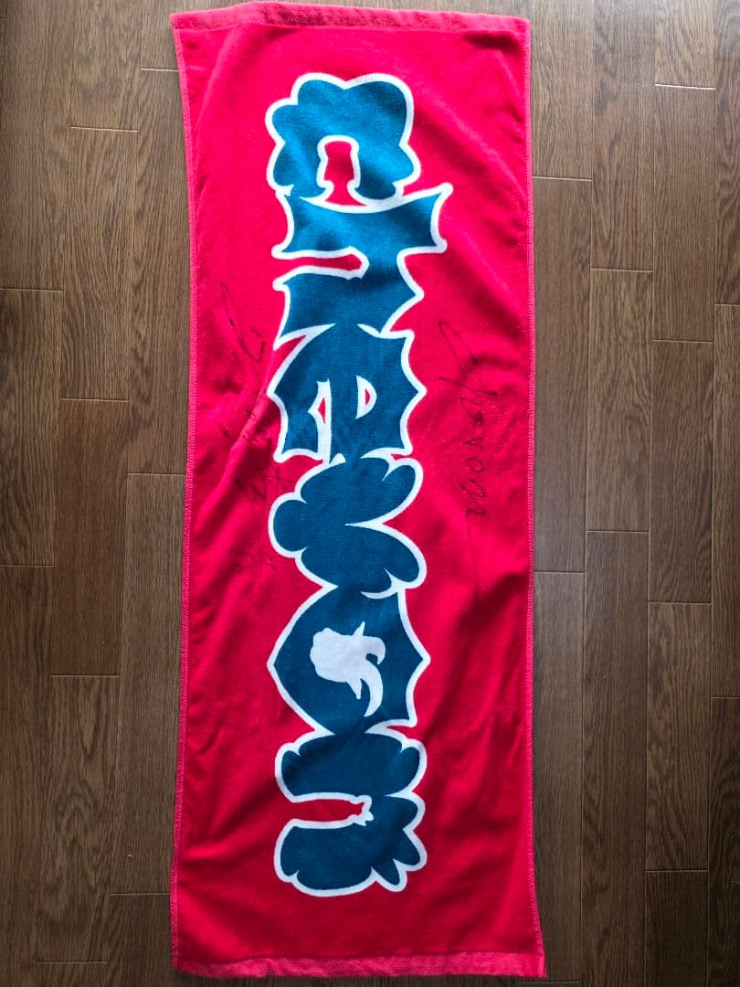 Chevon サイン入りロゴタオル赤 - メルカリ