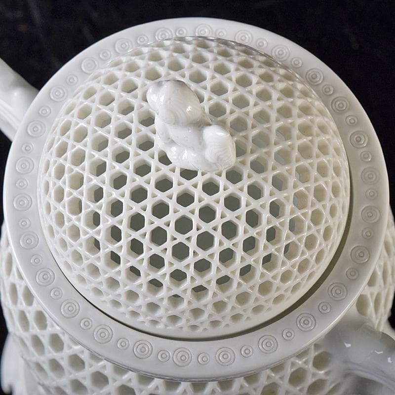 平戸焼　十五代中里茂右衛門造　白磁　菊花座篭目透彫香炉　共箱　V　R8449