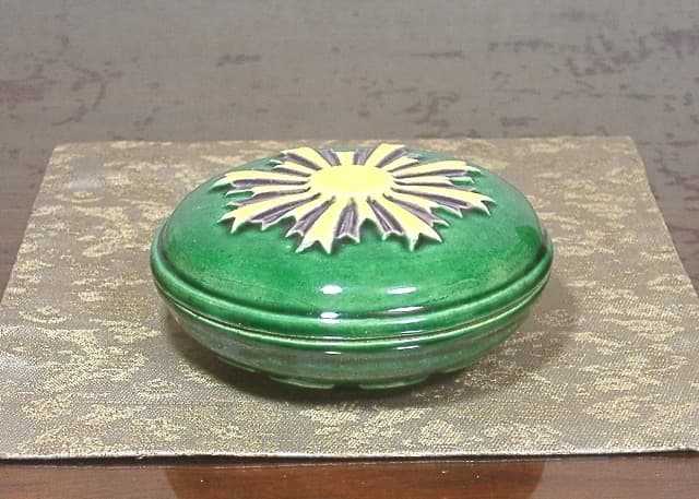 梅上尊融　御好　旭日　交趾香合　初代久世久宝作　無傷　共箱　保証。