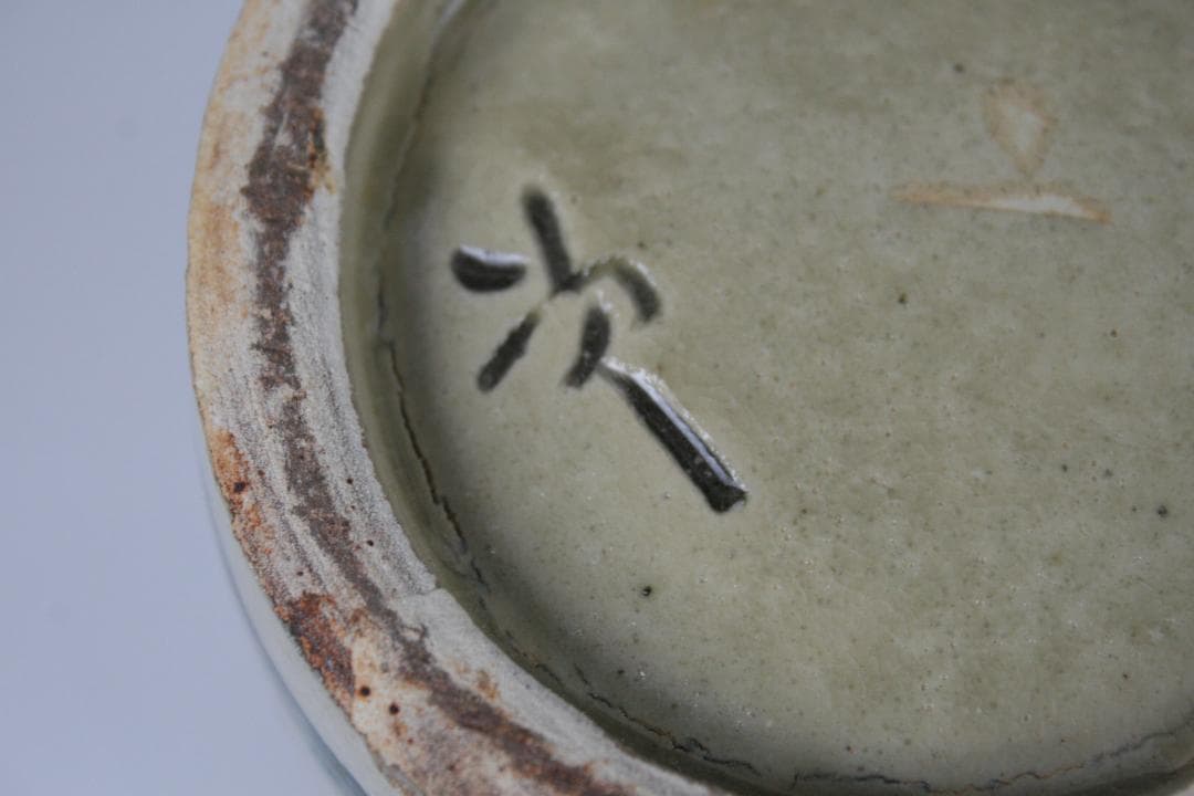 壺屋焼 人間国宝 金城次郎 作　魚文コップ