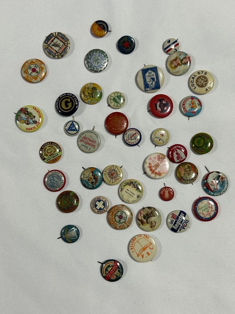 ヴィンテージ　缶バッジ　おまとめ 古着卸】ビンテージ 缶バッジ 107個 まとめ売り 仕入 アメリカ