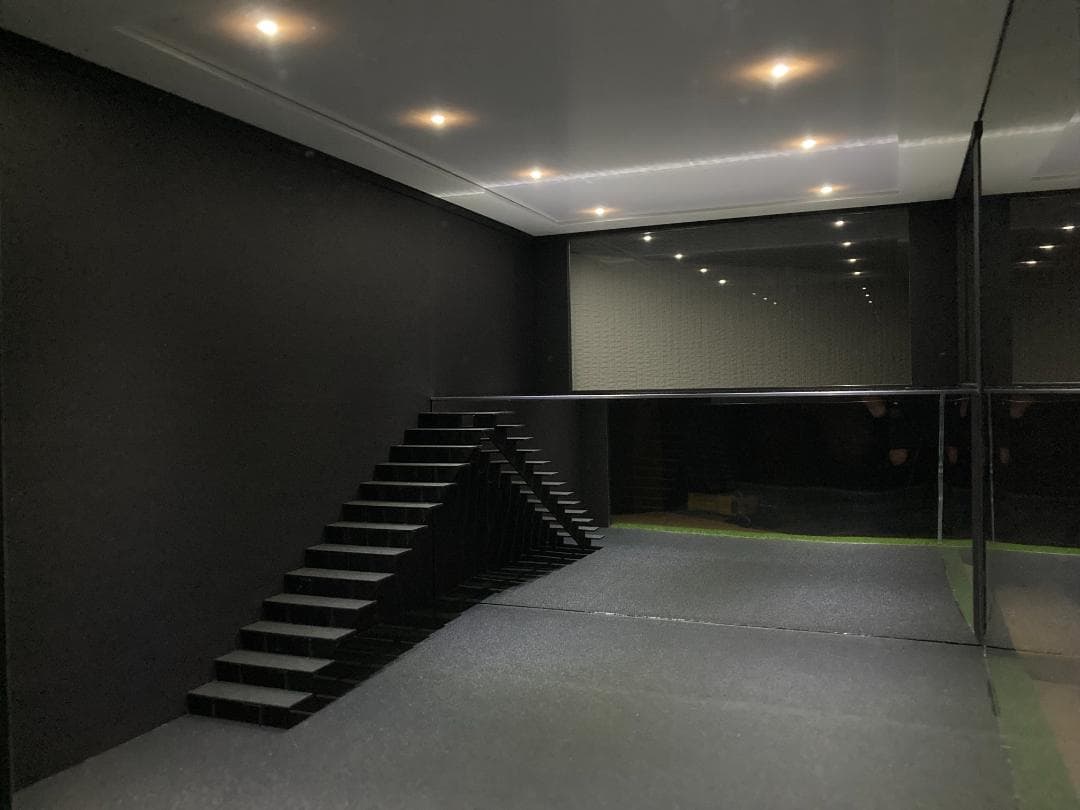 ミニカー用ジオラマ：1/18 ショールーム＆ガレージⅣ（吹き抜け2階タイプ）