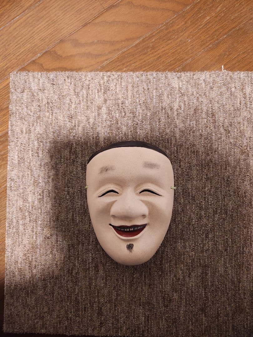 伝統的な笑顔の能面 木製 木製工芸品 伝統的な笑顔の能面