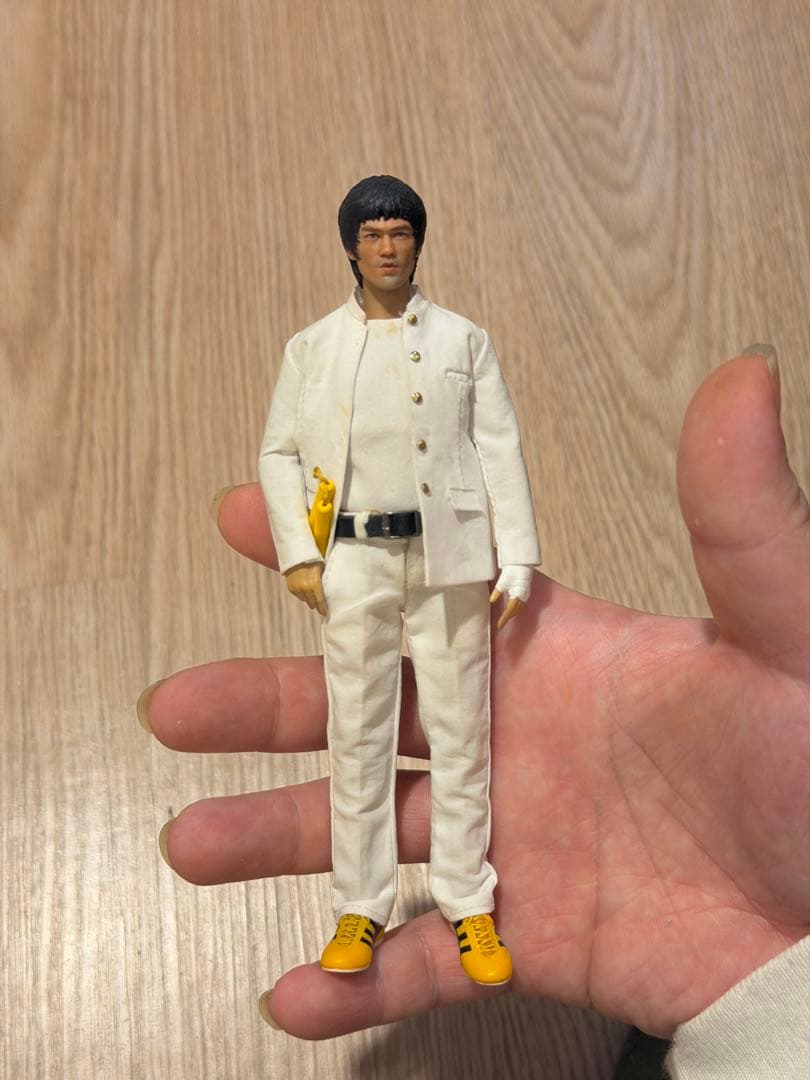 驚異の超高精細 1/12スケールのブルース・リー風カスタムフィギュア