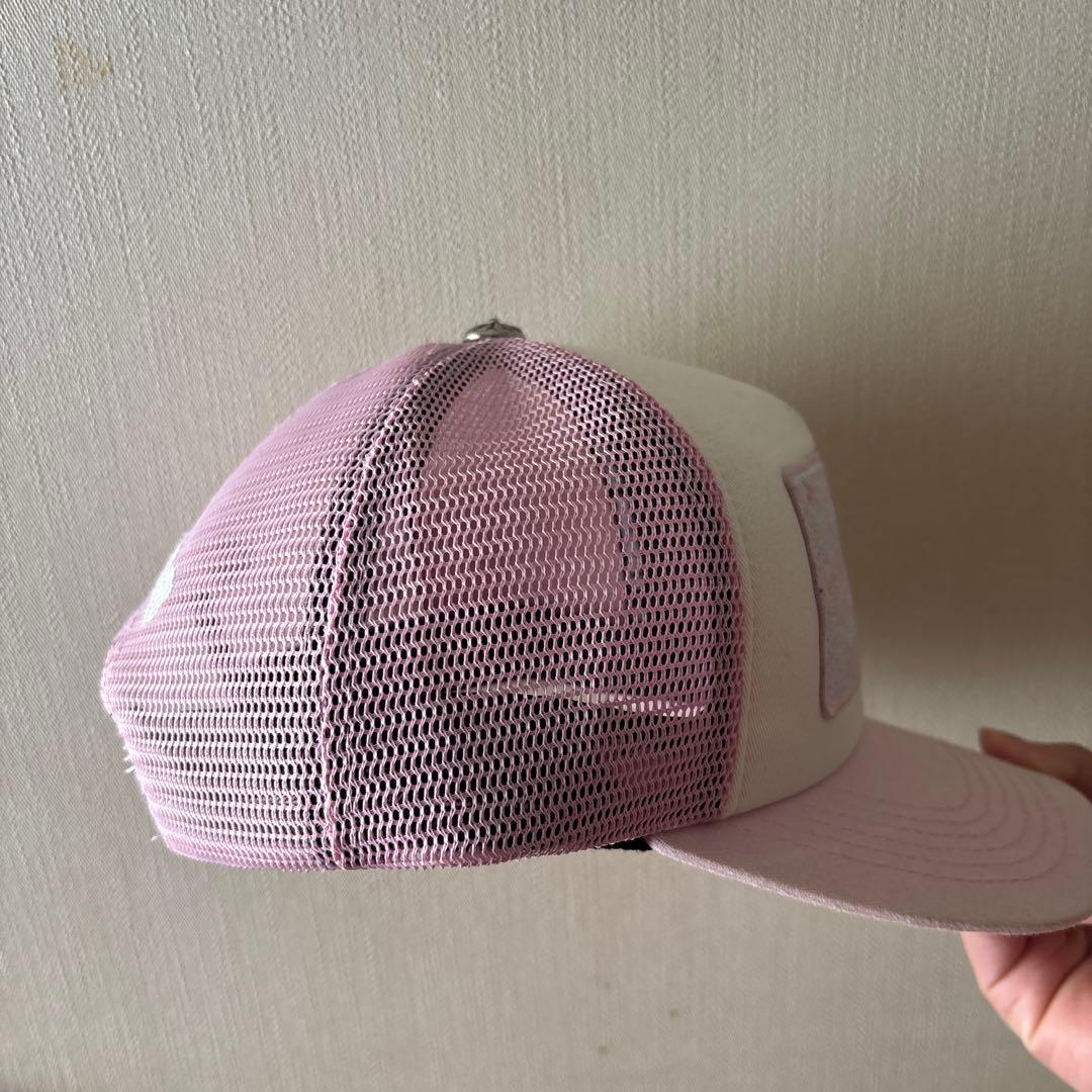 クロムハーツ ピンク刺繍ロゴ メッシュキャップ - メルカリ