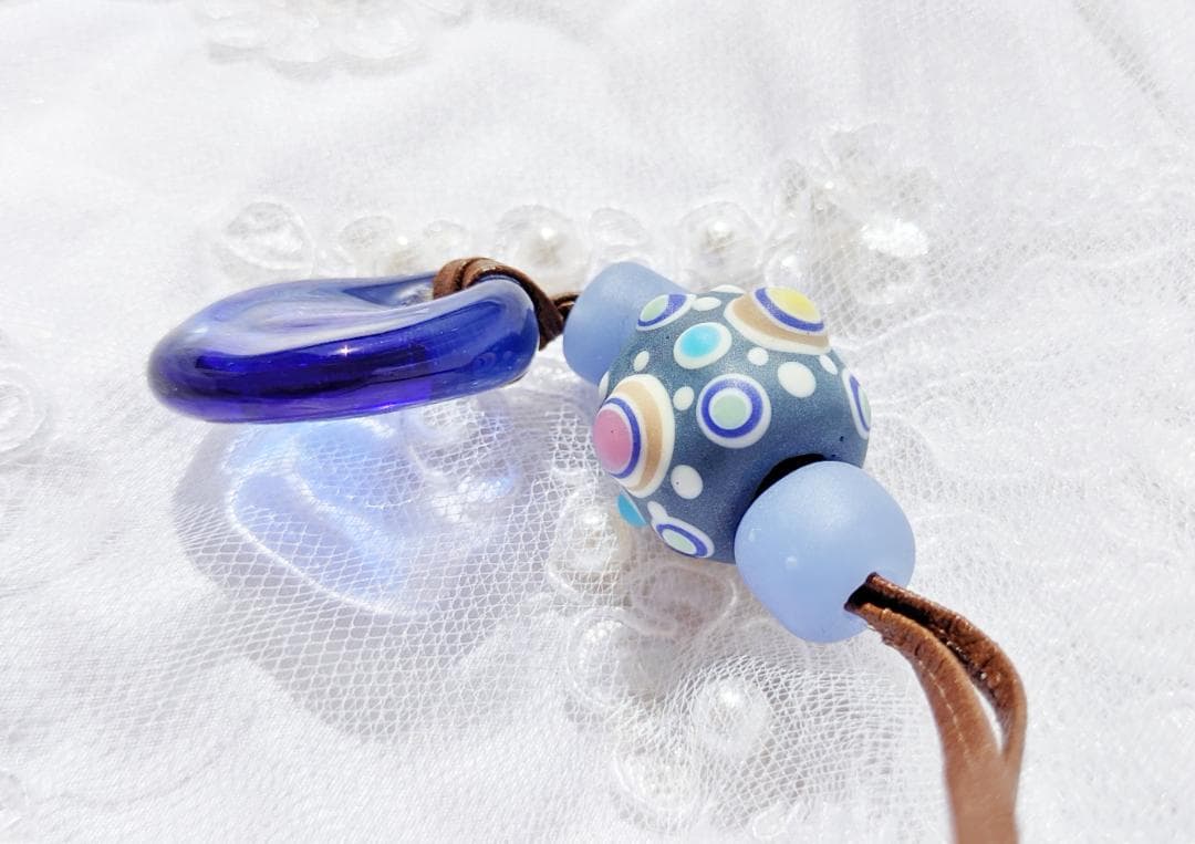 吉田正子トンボ玉（貳拾玖） 皮ひもネックレス ガラス玉に込めた日本画