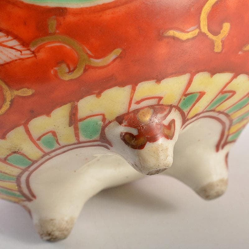 伊万里焼 赤絵金彩 獅子文 丸形三足香炉 透かし火屋付 時代