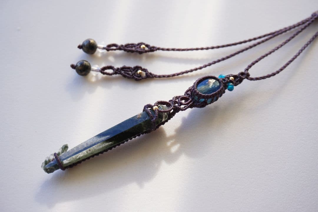 《P.》クリスタルポイント&カイヤナイト　マクラメネックレス