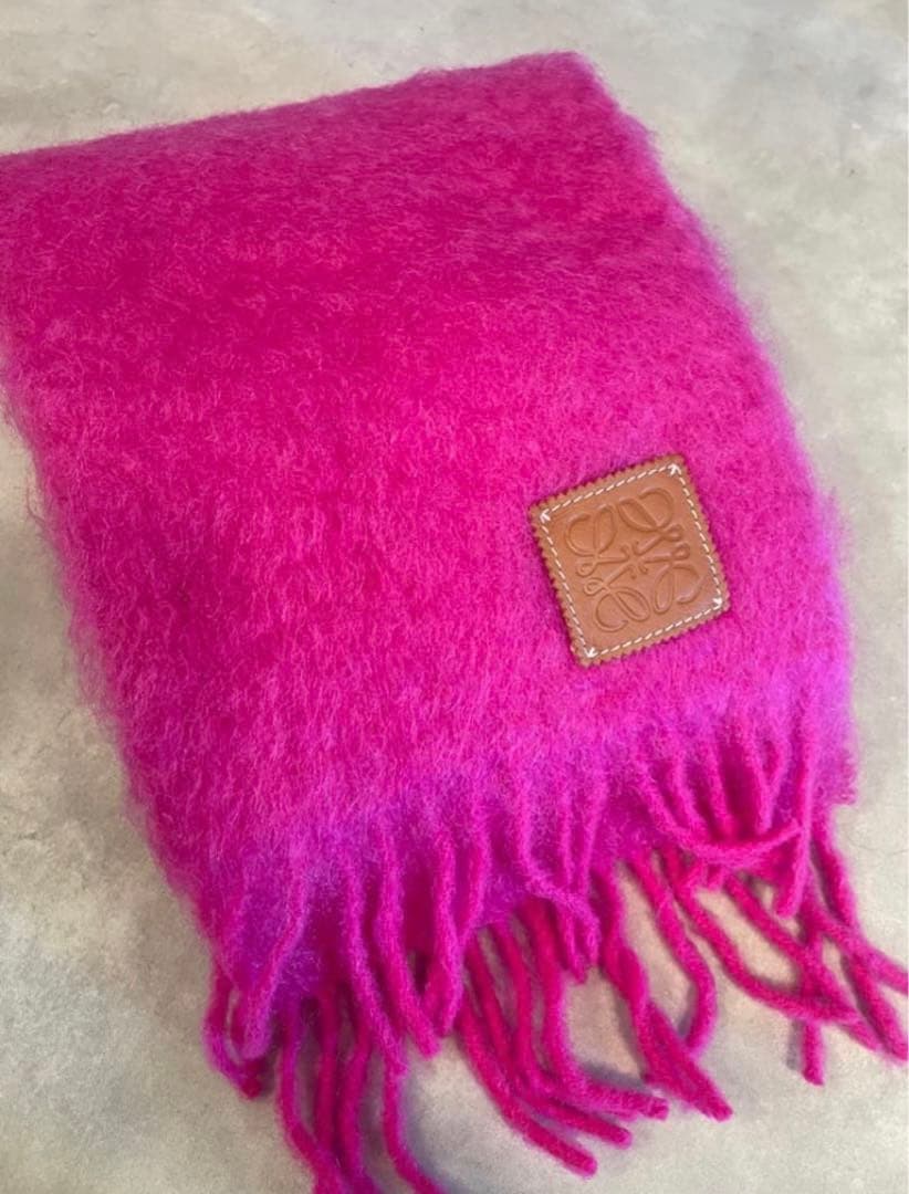 LOEWE ピンク フリンジ付きマフラー