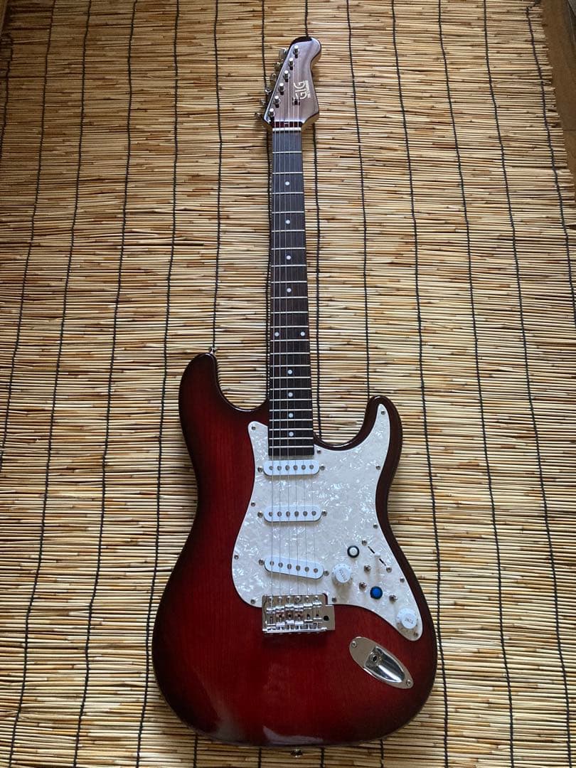 ☆値下決断　珍品美品　モディファイして新機能満載　G.I.G ストラトキャスター