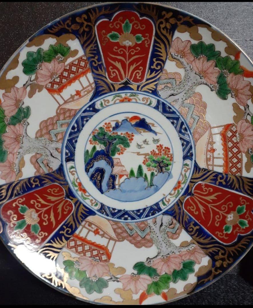 明治時代　古伊万里　金襴手　見込みに山水図　松樹に金彩波文様　舟に人物図　大皿