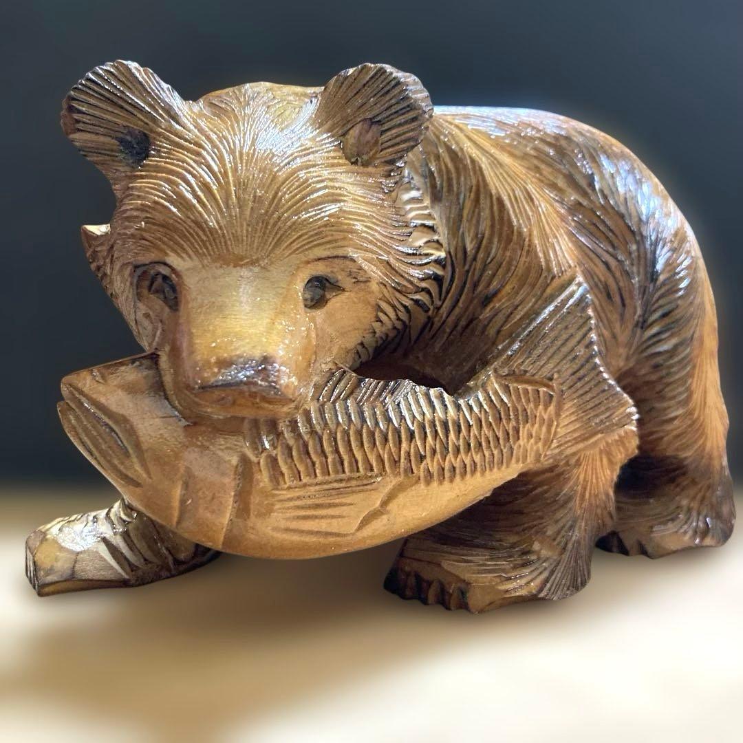 木製クマの彫刻 魚を咥えるクマの置物 - メルカリ