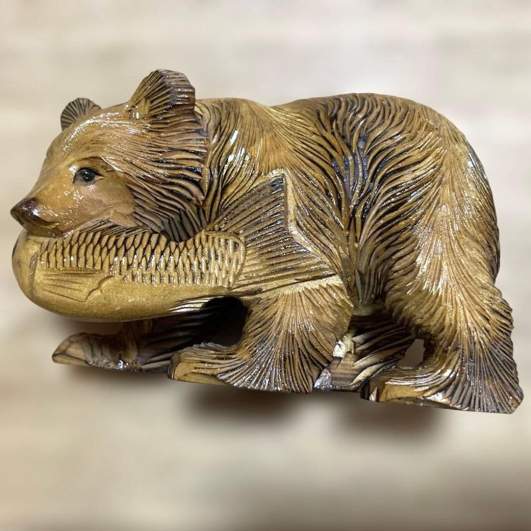 木製クマの彫刻 魚を咥えるクマの置物 - メルカリ