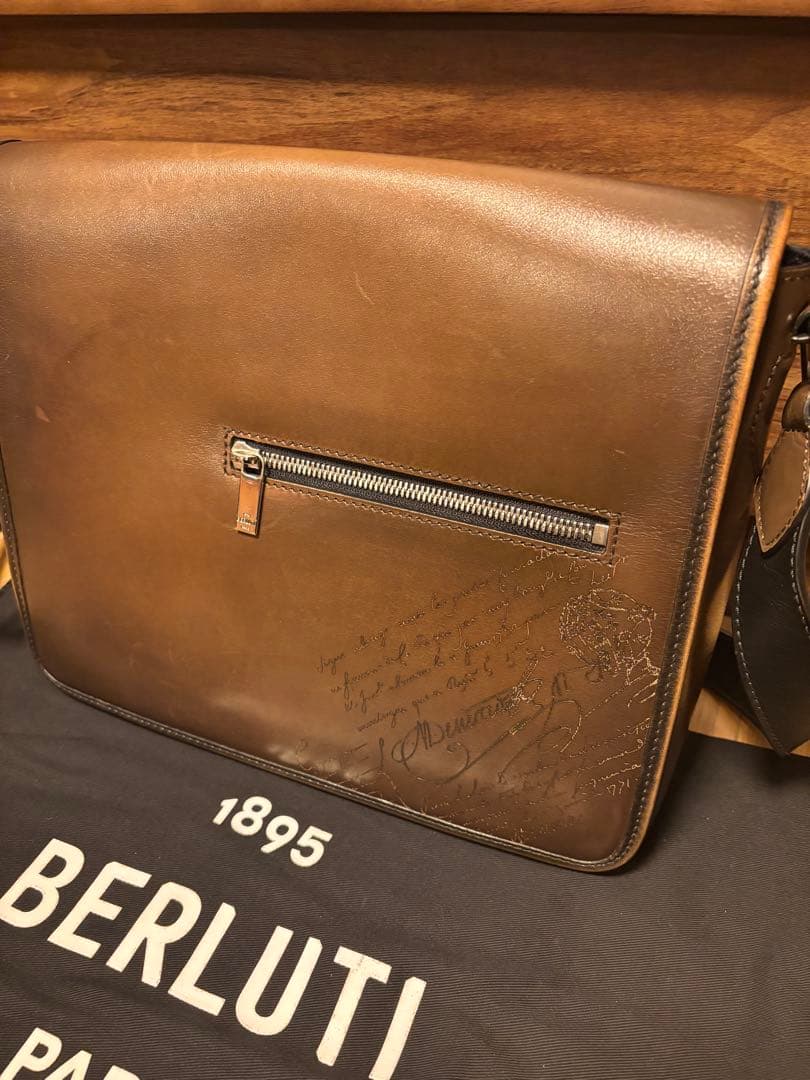 BERLUTI メッセンジャー レザー　ベネチアレザー　アイスブラウン