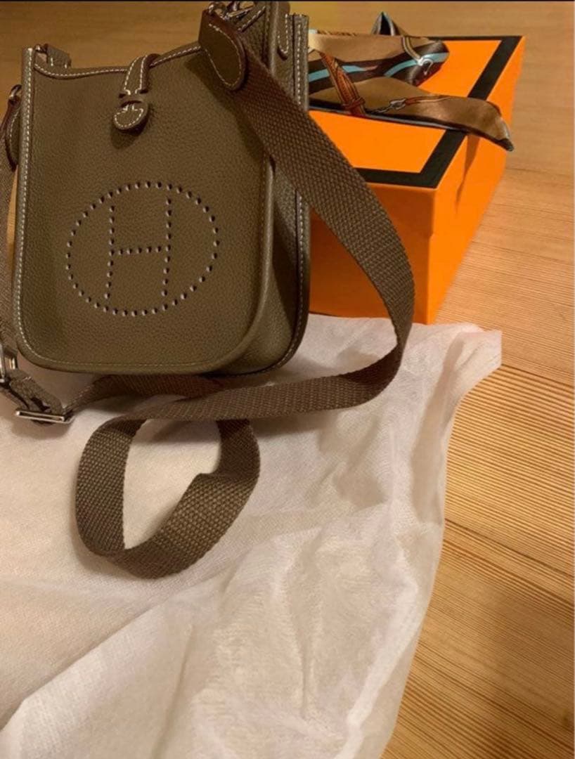 Hパンチング ショルダーバッグ Hロゴ ストラップ 高級革