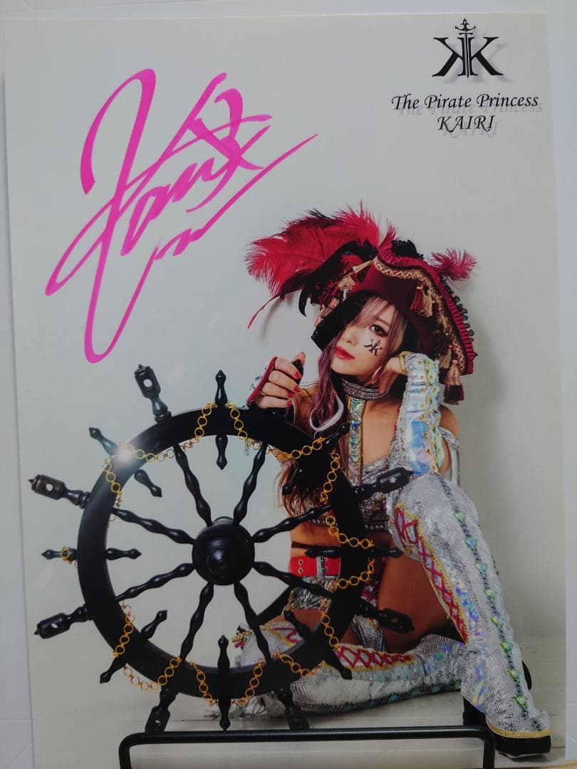 WWE】KAIRI 直筆サインポートレート⑥ - メルカリ