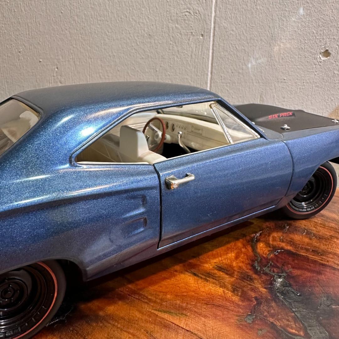 1969 DODGE SUPER BEE 1/18スケールミニカー