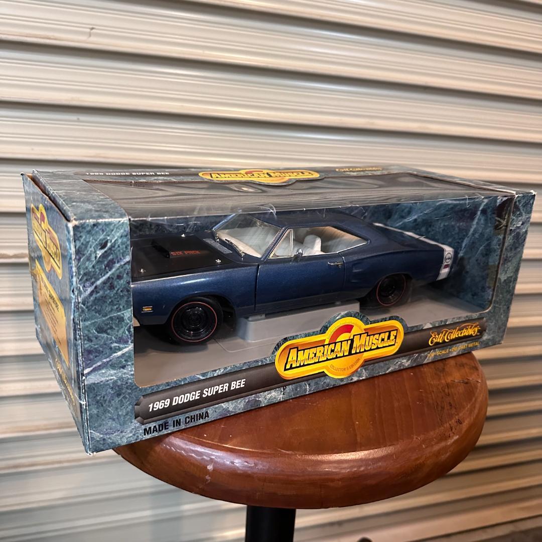 1969 DODGE SUPER BEE 1/18スケールミニカー