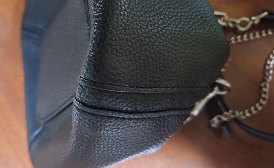 ヴィヴィアンウエストウッド 黒のヴィーガンレザーバケットバッグ