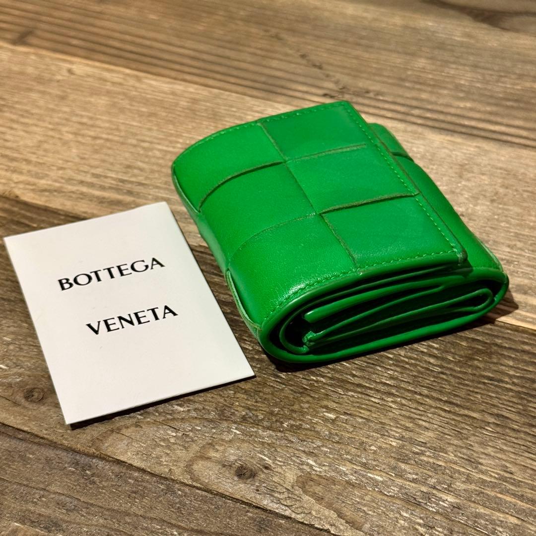 Bottega Veneta 三つ折り財布 グリーン カセット ボッテガ カセット 三つ折りファスナーウォレット のために ウィメンズ で