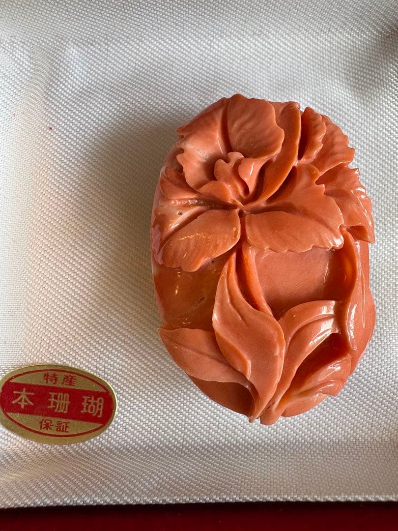 本珊瑚 花彫刻 ブローチ 専用ケース付き