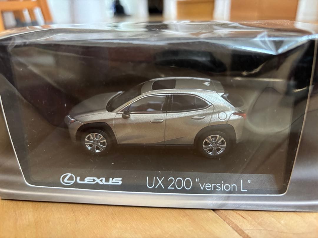 京商　Lexus UX 200 \"version L\" ミニカー　1/43