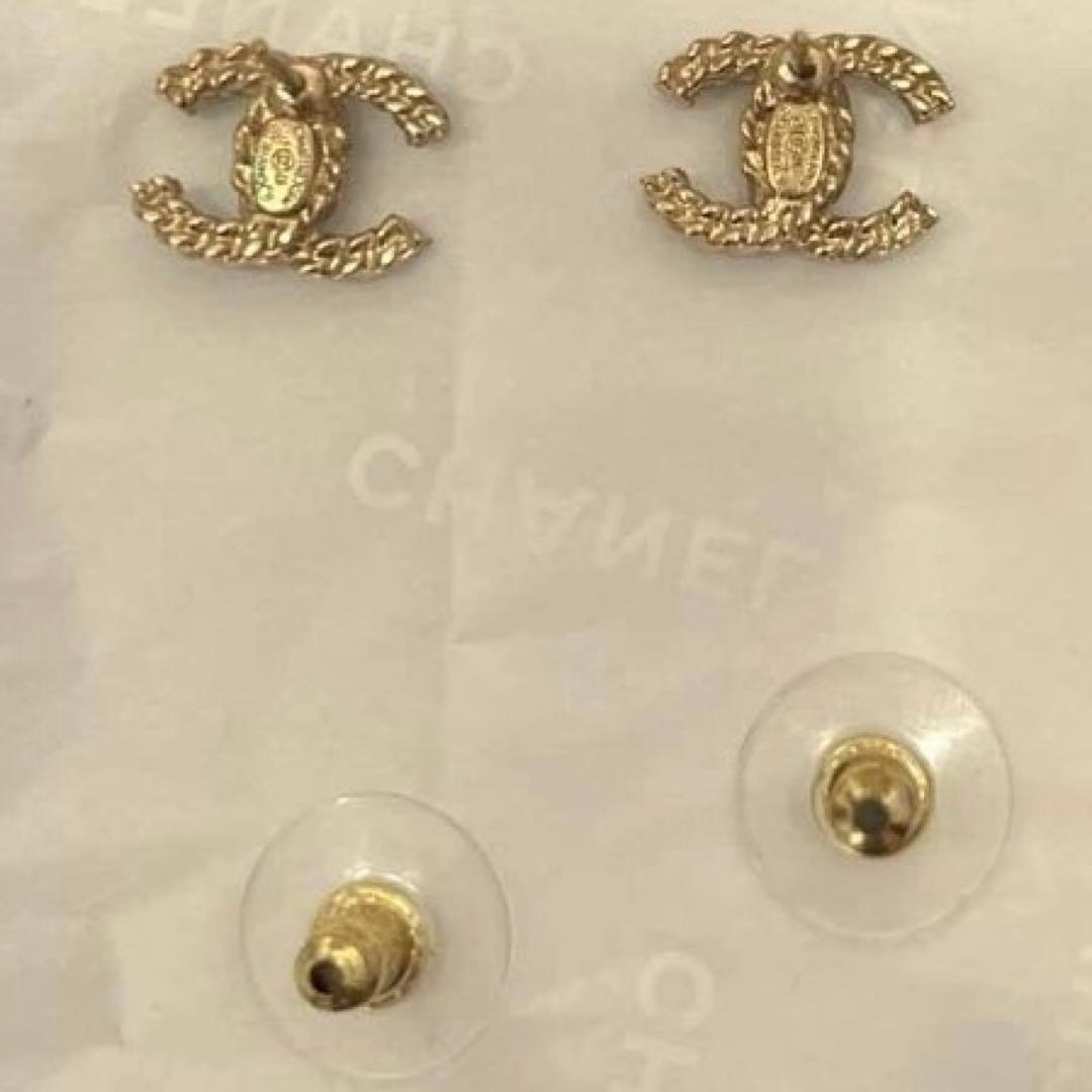 CHANEL ブルーラインストーンピアス - メルカリ