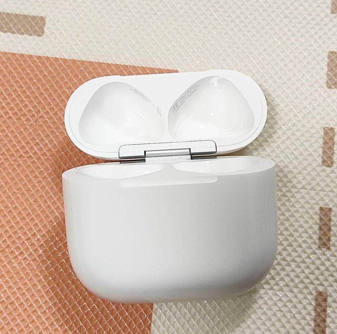Apple AirPods 第4世代 充電ケースのみ ノイキャン無し - メルカリ